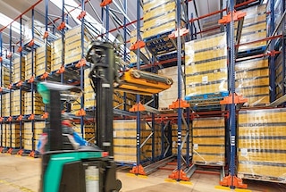O Pallet Shuttle é recomendado para armazéns com entrada e saída em massa de mercadoria