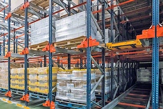 O Pallet Shuttle da Mecalux é recomendado para armazéns com muitos paletes por referência