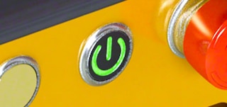 O botão liga/desliga permite ativar e desativar o carro do Pallet Shuttle