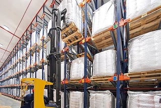 Para coletar os paletes, a operação é realizada de forma inversa