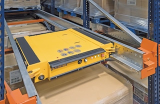 O carro do Pallet Shuttle circula no interior do canal de armazenamento da estante graças aos trilhos de apoio