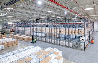 O Pallet Shuttle é um sistema de armazenamento de alta densidade que permite aproveitar ao máximo a superfície disponível