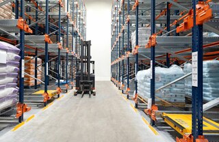 O Pallet Shuttle é uma solução adequada para câmaras frias porque permite reduzir a superfície a refrigerar