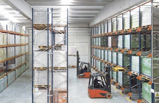O sistema de armazenagem Pallet Shuttle pode ser combinado com estantes convencionais