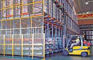 Os níveis inferiores do sistema Pallet Shuttle podem ser reservados para picking dinâmico