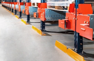 As proteções frontais indicam ao operador o limite que a empilhadeira não deve ultrapassar