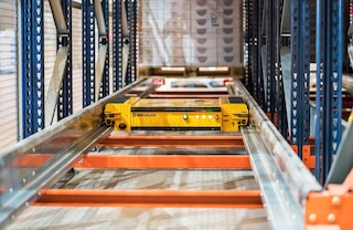 O Pallet Shuttle permite automatizar o processo de depositar e extrair os paletes em canais de grande profundidade