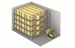 No sistema Pallet Shuttle não é necessário que a empilhadeira circule no interior dos corredores de armazenamento