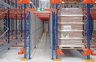 É possível instalar passagens de evacuação ou manutenção no interior das estantes do sistema Pallet Shuttle