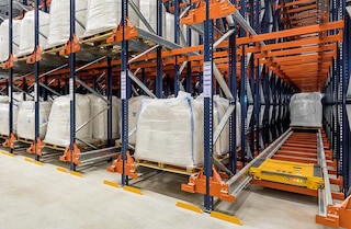 O Pallet Shuttle permite trabalhar em estantes com mais de 60 m de profundidade O Pallet Shuttle permite trabalhar em estantes com mais de 60 m de profundidade