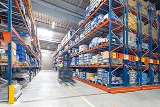 O porta pallet deslizante para armazéns oferece uma grande capacidade e acesso direto à mercadoria O porta pallet deslizante para armazéns oferece uma grande capacidade e acesso direto à mercadoria
