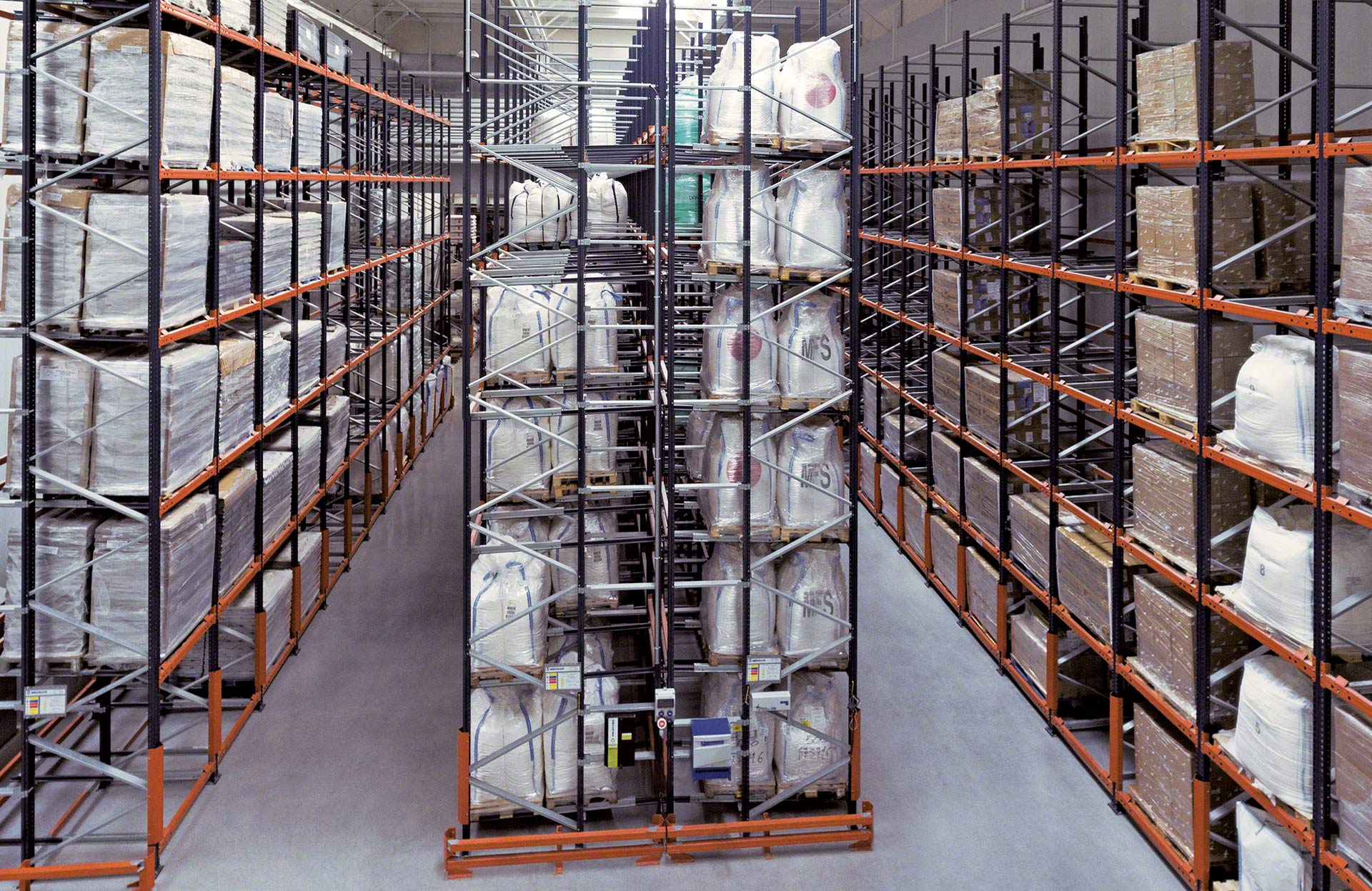 Push Back (estruturas porta-paletes) - Mecalux.com.br