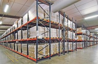 Os porta-paletes push back são a otimização do espaço Os porta-paletes push back são a otimização do espaço