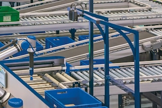 O software de visão do robô de picking identifica o produto a ser retirado e calcula como coletá-lo