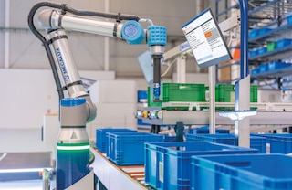 Os robôs de picking coletam artigos de uma caixa e os depositam em outra caixa com total autonomia