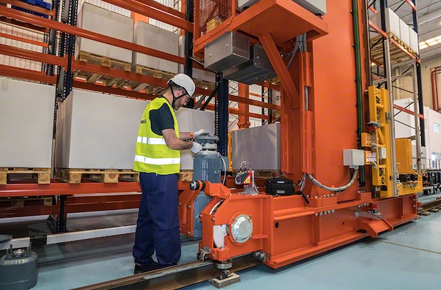 Os serviços de manutenção da Mecalux otimizam a disponibilidade e o desempenho do armazém Os serviços de manutenção da Mecalux otimizam a disponibilidade e o desempenho do armazém