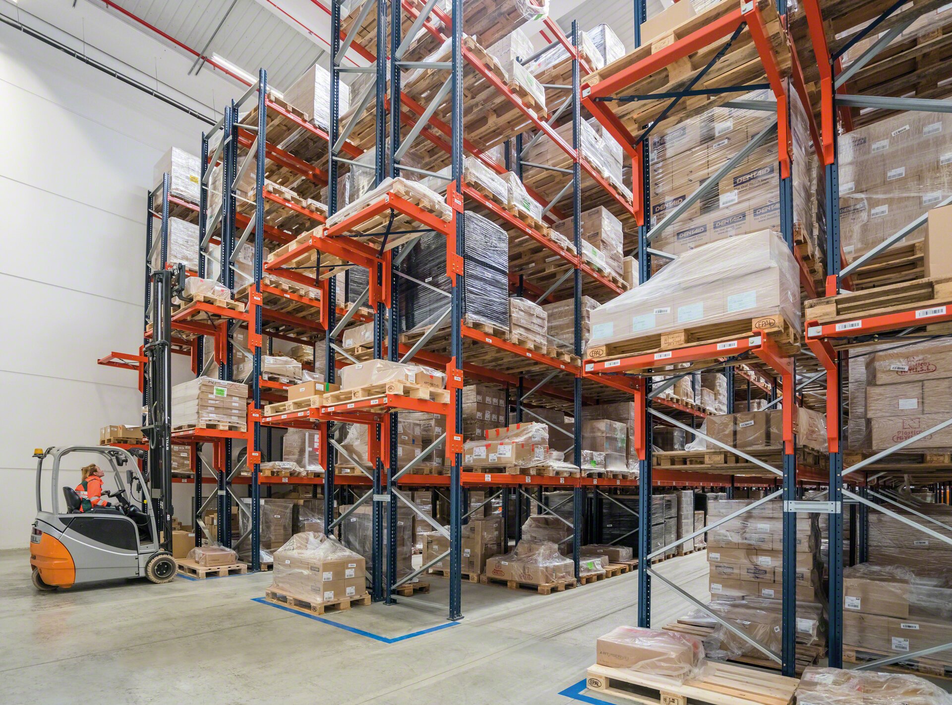 Uso de suportes nas cabeceiras das estantes para acesso rápido a certas mercadorias