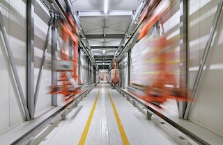 Os transportadores aéreos industriais são uma solução de alta velocidade que dinamiza o fluxo de paletes Os transportadores aéreos industriais são uma solução de alta velocidade que dinamiza o fluxo de paletes