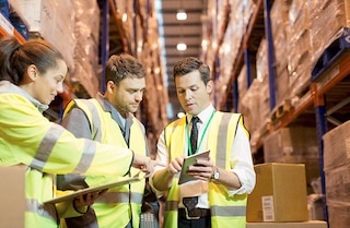 O treinamento dos funcionários maximiza a disponibilidade do armazém e aumenta sua produtividade O treinamento dos funcionários maximiza a disponibilidade do armazém e aumenta sua produtividade