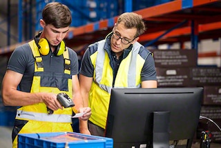 Os cursos de operação de software preparam o pessoal para a configuração e a utilização do Sistema de Gerenciamento de Armazém