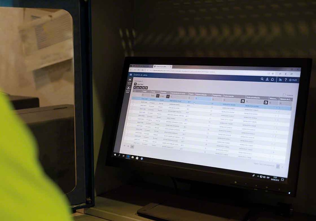 A instalação de novas versões do software de gerenciamento de armazém faz parte da manutenção de atualização A instalação de novas versões do software de gerenciamento de armazém faz parte da manutenção de atualização