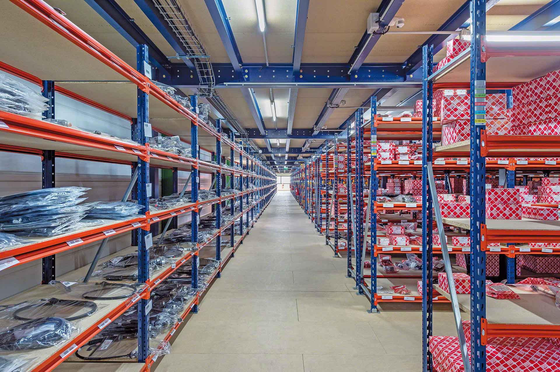 Mercadorias armazenadas em um armazém Mercadorias armazenadas em um armazém