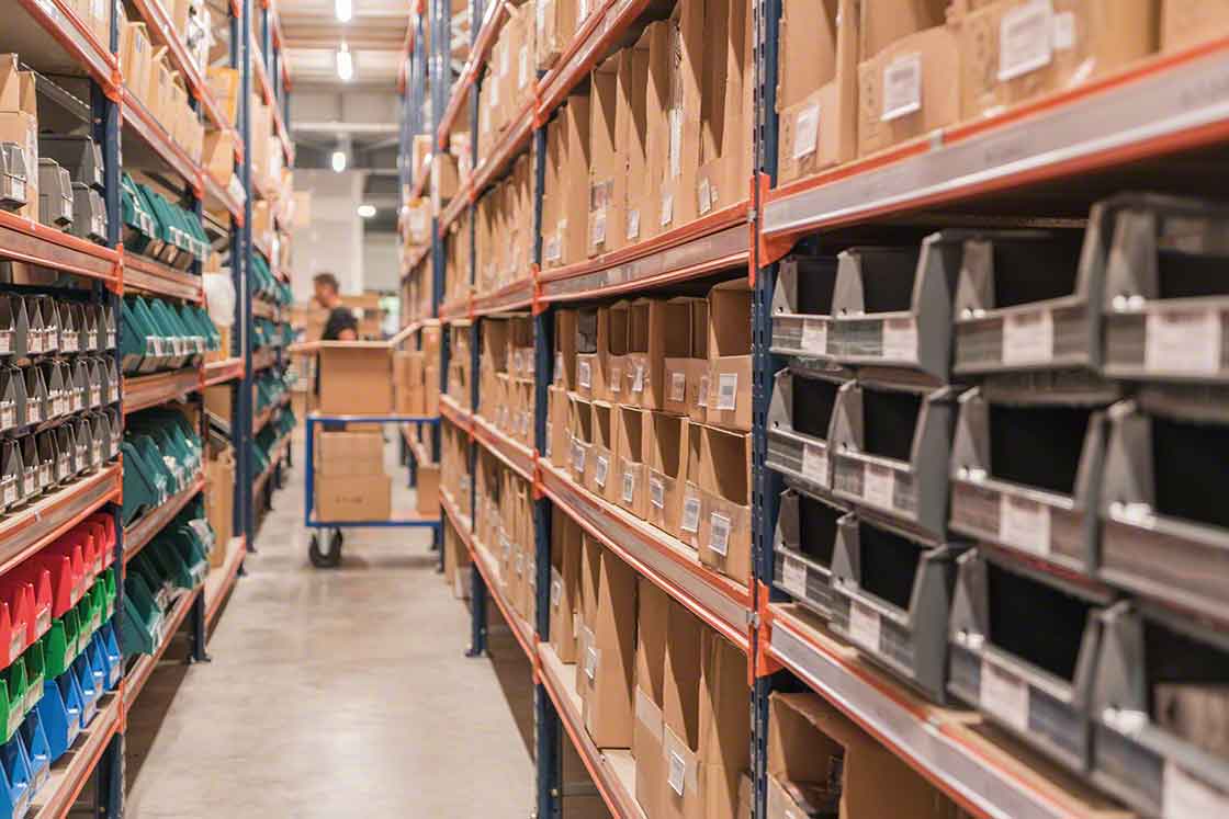 O objetivo da reposição de estoque é que o operador não encontre a estante vazia quando for coletar o produto O objetivo da reposição de estoque é que o operador não encontre a estante vazia quando for coletar o produto
