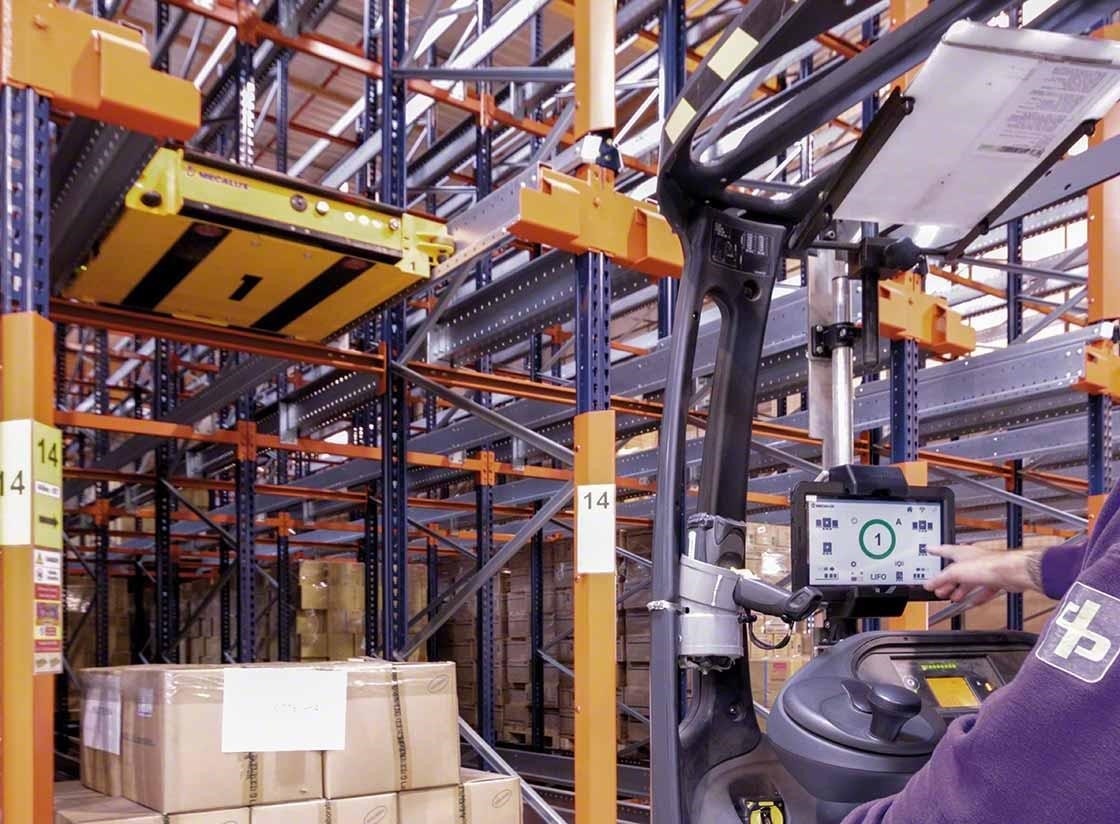 Um operador controla o carro Pallet Shuttle semiautomático a partir da empilhadeira Um operador controla o carro Pallet Shuttle semiautomático a partir da empilhadeira