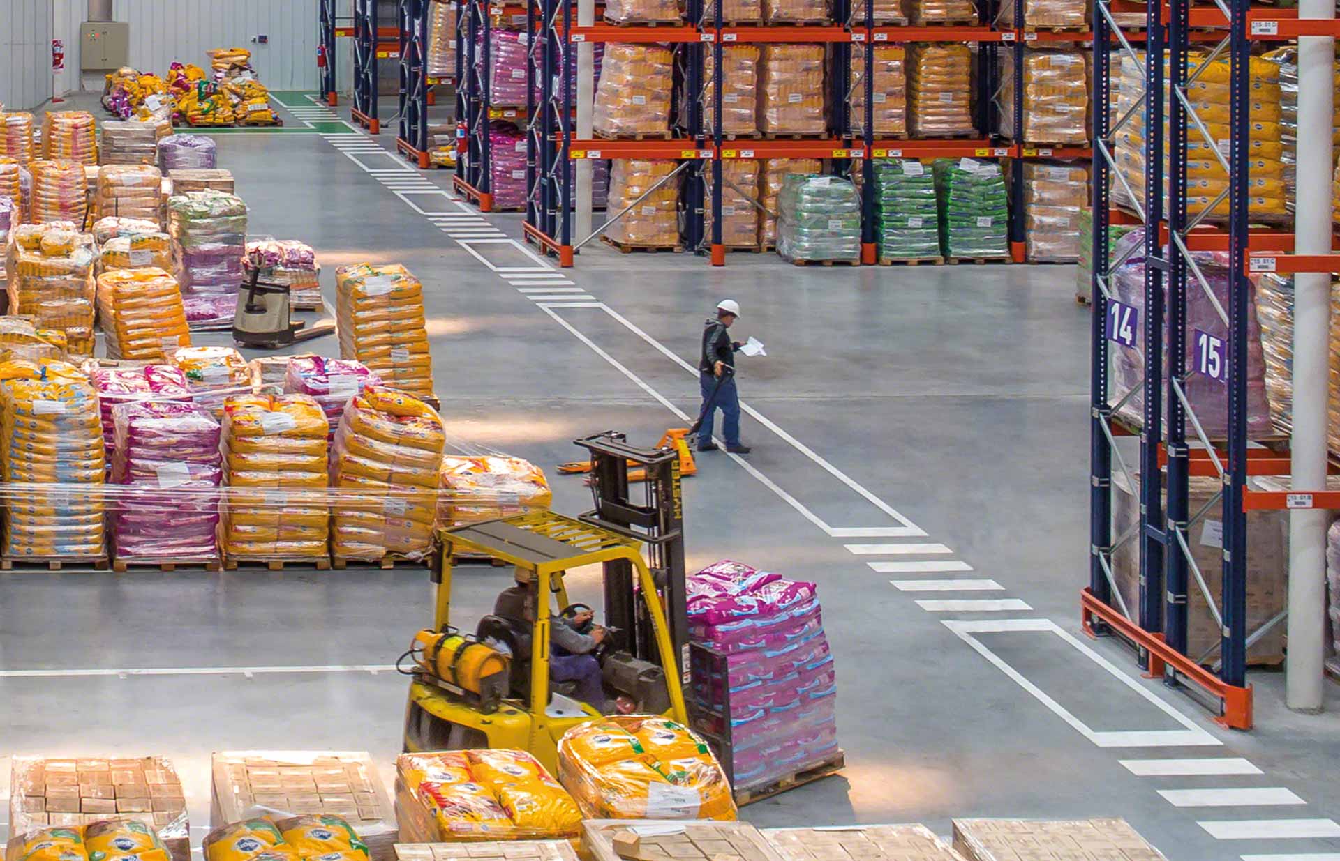 Um operador coordena as operações como parte da logística de distribuição Um operador coordena as operações como parte da logística de distribuição