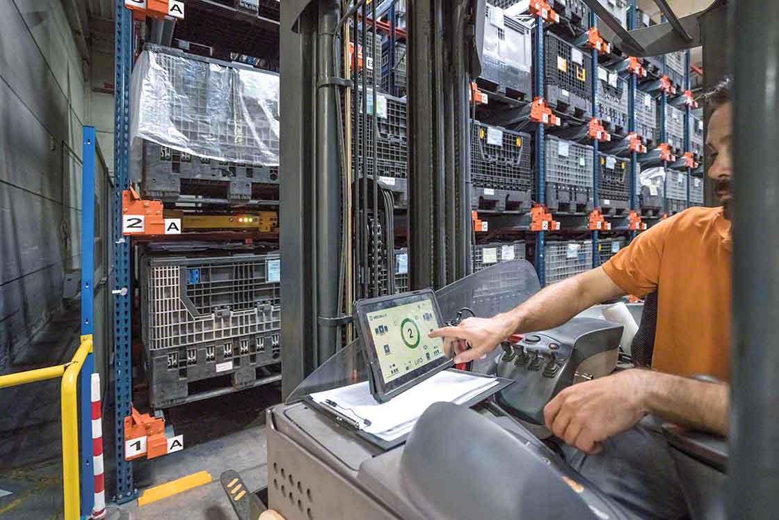 O Pallet Shuttle auxilia o operador nas tarefas de extração de cargas automatizando parte do processo O Pallet Shuttle auxilia o operador nas tarefas de extração de cargas automatizando parte do processo