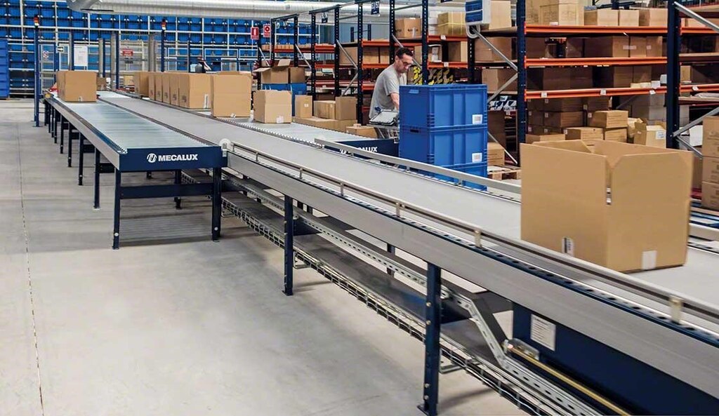 Segurança em armazéns logísticos: os transportadores permitem fazer tarefas de picking mais seguras e ergonômicas no armazém da Cofan