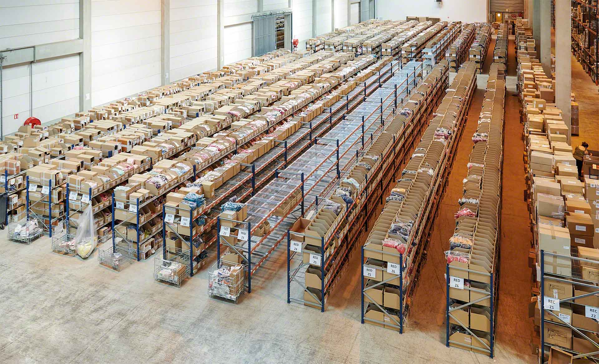 A reposição de estoque no armazém deve ser organizada de forma que as prateleiras de picking contenham os produtos necessários