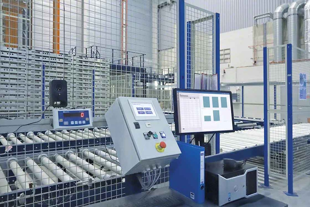 O software de controle dos sistemas automáticos recebe atualizações periódicas da mesma forma que o WMS O software de controle dos sistemas automáticos recebe atualizações periódicas da mesma forma que o WMS