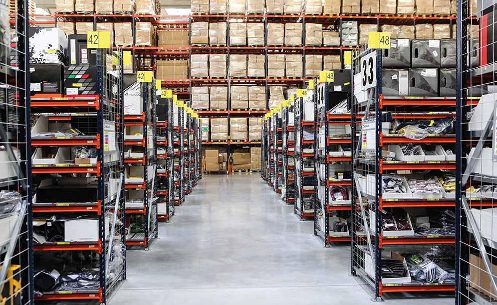 Um completo circuito de transportadores agiliza a preparação de pedidos de uma empresa de e-commerce Um completo circuito de transportadores agiliza a preparação de pedidos de uma empresa de e-commerce