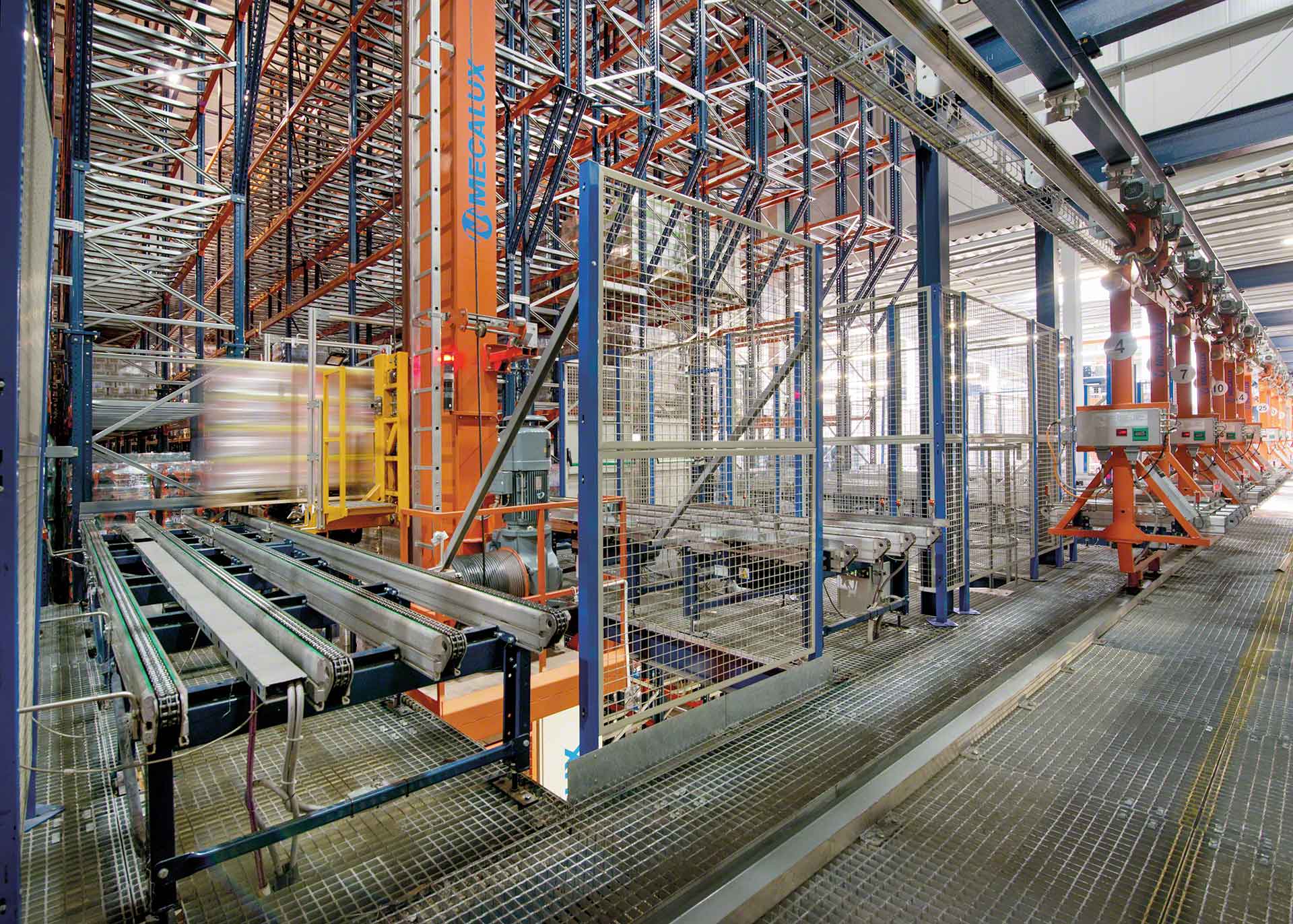 A instalação de transelevadores é um exemplo de automação de processos industriais em logística A instalação de transelevadores é um exemplo de automação de processos industriais em logística