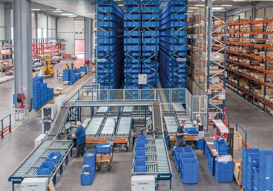 Processos de picking: os transelevadores para caixas seguem o método produto ao homem e permitem automatizar a fase do picking dedicada a percursos e deslocamentos Processos de picking: os transelevadores para caixas seguem o método produto ao homem e permitem automatizar a fase do picking dedicada a percursos e deslocamentos