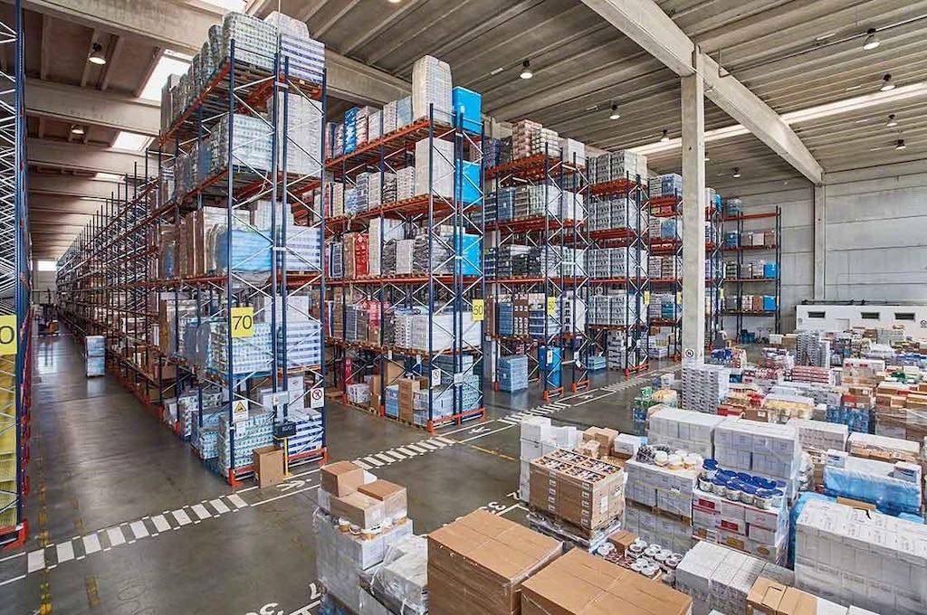 A enorme variedade de produtos agrega complexidade à gestão de estoque no armazém