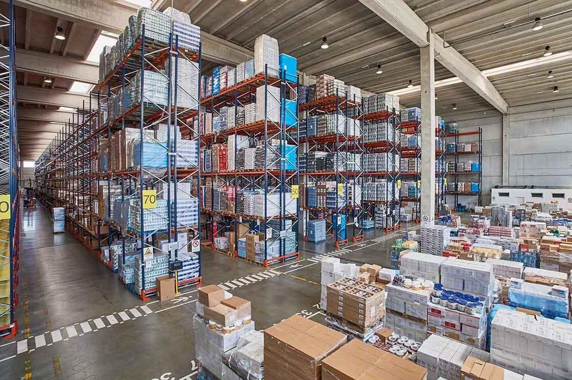 A enorme variedade de produtos agrega complexidade à gestão de estoque no armazém A enorme variedade de produtos agrega complexidade à gestão de estoque no armazém